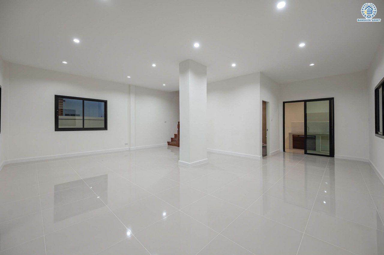 บ้านมือสองตกแต่งใหม่ โครงการ บ้านสาวิตรี พุทธมณฑลสาย3 เนื้อที่ 57.3 ตร.ว. ฟังก์ชัน 3 ห้องนอน 2 ห้องน้ำ จอดรถได้ 1 คัน บนทำเลใกล้ทางคู่ขนานลอยฟ้าบรมราชชนนี ม.มหิดล เซ็นทรัลศาลายา และรายล้อมด้วยสิ่งอำนวยความสะดวกครบ